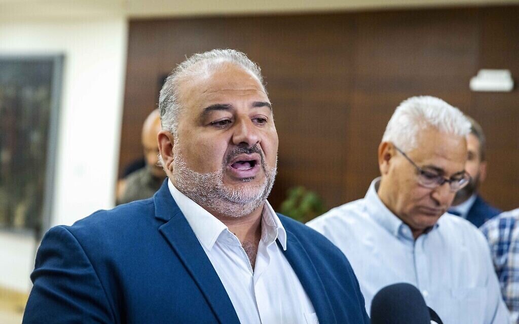 زعيم حزب القائمة العربية الموحدة منصور عباس يلقي بيانا للصحافة في الكنيست، 11 مايو 2022 (Olivier Fitoussi / Flash90)