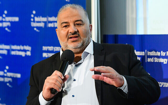 رئيس القائمة العربية الموحدة، منصور عباس، يتحدث خلال مؤتمر في جامعة رايخمان،  في هرتسليا،  17 مايو،  2022. (Avshalom Sassoni/Flash90)