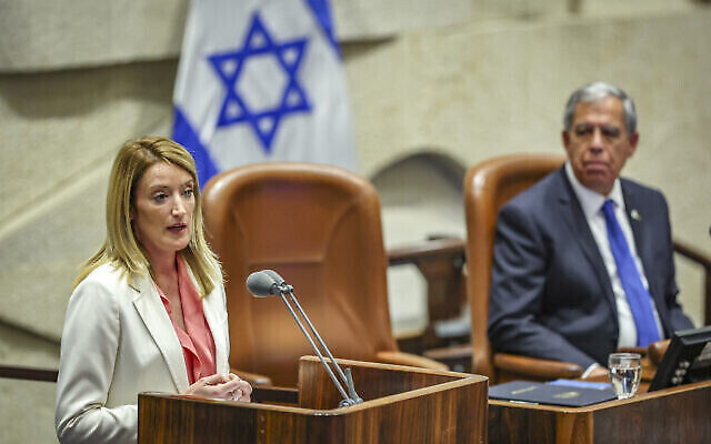 روبرتا ميتسولا، رئيسة البرلمان الأوروبي، مع رئيس الكنيست ميكي ليفي خلال جلسة مكتملة في الكنيست، البرلمان الإسرائيلي في القدس، 23 مايو، 2022 (Yonatan Sindel / FLASH90)