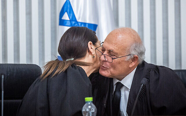 رئيسة المحكمة العليا إستر حايوت مع قاضي المحكمة العليا المنتهية ولايته جورج قرا، في المحكمة العليا في القدس، 29 مايو 2022 (Yonatan Sindel / Flash90)