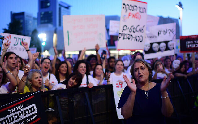 يافا بن دافيد، رئيسة نقابة المعلمين في مظاهرة للمعلمين الإسرائيليين للمطالبة بتحسين الأجور وظروف العمل، في تل أبيب في 30 مايو 2022. تصوير تومر نيوبيرغ / Flash90