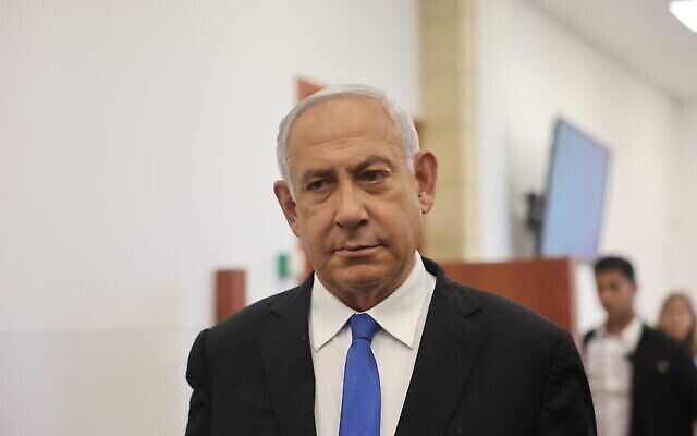 رئيس الوزراء السابق وزعيم المعارضة الحالي عضو الكنيست بنيامين نتنياهو يصل إلى جلسة استماع في محاكمته، في المحكمة المركزية في القدس، 31 مايو، 2022 (Yonatan Sindel / Flash90)