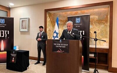 أمير حايك، سفير إسرائيل في الإمارات العربية المتحدة، يتحدث في حفل يوم الذكرى في أبو ظبي، 3 مايو 2022 (بإذن من المتحدث باسم وزارة الخارجية الإسرائيلية)