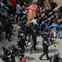 الشرطة الإسرائيلية تواجه المشيعين الذين حملوا نعش مراسلة الجزيرة شيرين أبو عاقلة، الذي كاد أن يسقط، خلال جنازتها في القدس، 13 مايو، 2022. (AP Photo / Maya Levin)