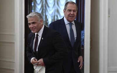 وزير الخارجية الروسي سيرغي لافروف (يمين) يرحب بوزير الخارجية يائير لبيد، قبل محادثاتهما في موسكو، روسيا، 9 سبتمبر 2021 (Alexander Nemenov / Pool Photo via AP)