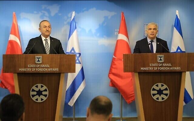 وزير الخارجية يائير لابيد (إلى اليمين) يتحدث إلى جانب نظيره التركي مولود تشاووش أوغلو في وزارة الخارجية في القدس، 25 مايو، 2022. (Asi Efrati / GPO)