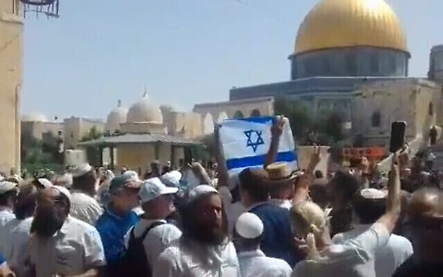 قوميون متدينون يهود يلوحون بالعلم الإسرائيلي في الحرم القدسي، 29 مايو 2022 (لقطة شاشة)