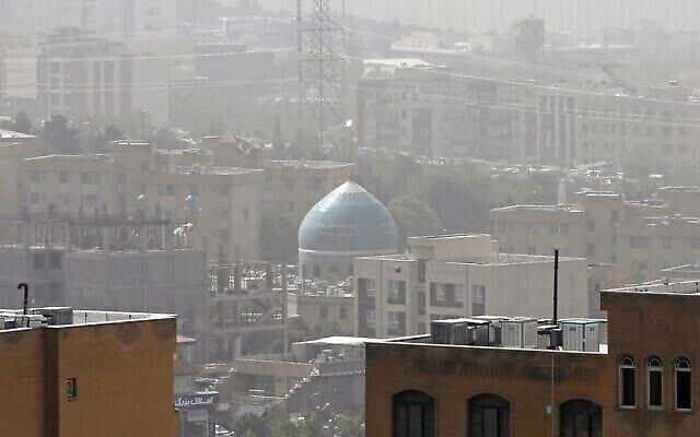 عاصفة رملية تجتاح مسجدا في العاصمة الإيرانية طهران، 17 مايو 2022 (AFP)