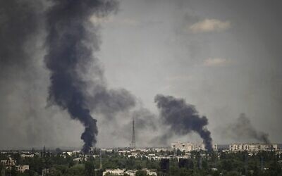 دخان يتصاعد من مدينة سيفيرودونتسك، خلال قصف بمنطقة دونباس بشرق أوكرانيا، في 30 مايو 2022، وسط الغزو العسكري الروسي لأوكرانيا. (Aris Messinis/AFP)