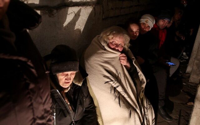 سكان سيفيرودونيتسك ، لوغانسك أوبلاست ، ينتظرون مختبئين في قبو خلالل قصف عنيف للقوات الروسية والانفصاليين المدعومين من روسيا في 28 فبراير 2022.( Anatolii Stepanov / AFP)