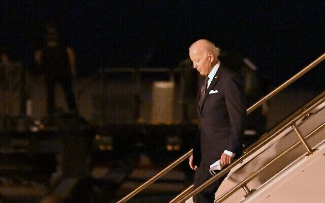 الرئيس الأمريكي جو بايدن ينزل من الطائرة الرئاسية عند وصوله إلى قاعدة دوفر الجوية في دوفر، ديلاوير، 2 يونيو، 2022. (Mandel Ngan / AFP)