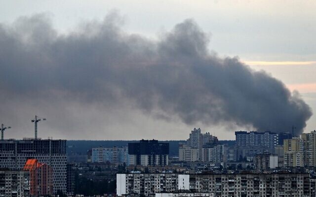الدخان يتصاعد بعد عدة انفجارات ت ضربت العاصمة الأوكرانية كييف في وقت مبكر من صباح  5 يناير، 2022. ( Sergei SUPINSKY / AFP)
