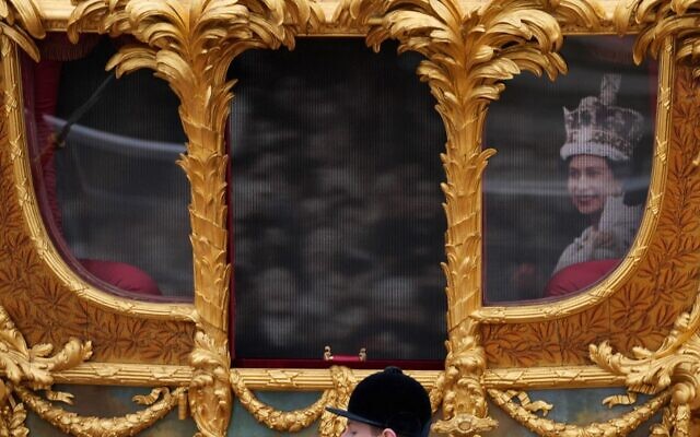عرض صورة ثلاثية الأبعاد لملكة بريطانيا إليزابيث الثانية على العربة الذهبية للدولة خلال الاحتفالات باليوبيل البلاتيني للملكة إليزابيث الثانية في لندن، 5 يونيو، 2022.  ( Frank Augstein / POOL / AFP)
