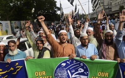 أنصار حزب جماعة العلماء الإسلامي والسياسي الباكستاني (JUI-F) يرددون شعارات مناهضة للهند ضد التصريحات حول النبي محمد التي أدلت بها مسؤول من الحزب الحاكم في الهند، خلال مظاهرة في كراتشي في 6 يونيو، 2022. ( Asif HASSAN / AFP)