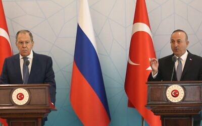 وزير الخارجية الروسي سيرغي لافروف (إلى اليسار) ووزير الخارجية التركي مولود تشاويش أوغلو (إلى اليمين) يعقدان مؤتمرا صحفيا في أنقرة، في 8 يونيو 2022. (Adem ALTAN / AFP)
