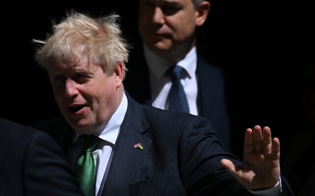 رئيس الوزراء البريطاني بوريس جونسون يغادر 10 داونينج ستريت في وسط لندن في 8 يونيو، 2022 لحضور جلسة الأسئلة لرئيس الوزراء . ( Daniel LEAL / AFP).