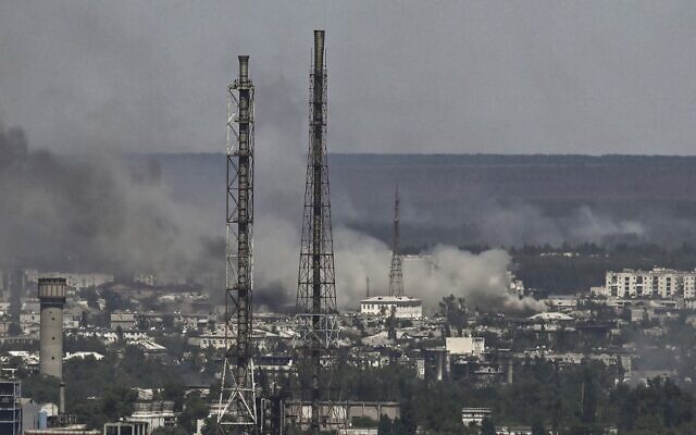 الدخان الأسود يتصاعد من مدينة سيفيرودونتسك خلال المعارك بين القوات الروسية والأوكرانية في منطقة دونباس بشرق أوكرانيا في 9 يونيو، 2022.  (ARIS MESSINIS / AFP)