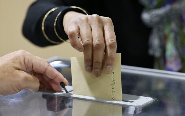 امرأة تدلي بصوتها في الانتخابات البرلمانية الفرنسية في مركز اقتراع في لو توكيه، شمال فرنسا، في 12 يونيو، 2022. (Ludovic MARIN / AFP)