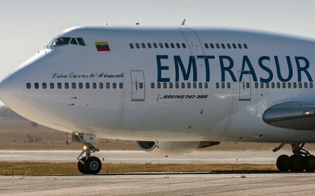 صورة لطائرة بوينغ 747-300 المسجلة برقم YV3531 لشركة طيران الشحن الفنزويلية ’إمتراسور’ في المطار الدولي في قرطبة، الأرجنتين، في 6 يونيو 2022، قبل الإقلاع إلى بوينس آيرس. (Sebastian BORSERO / AFP)