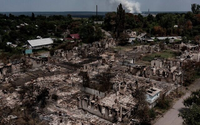 صورة تم التقاطها من الجو تظهر منازل مدمرة بعد غارة على بلدة بريفيليا في منطقة دونباس بشرق أوكرانيا في 14 يونيو  2022، وسط الغزو الروسي لأوكرانيا.  (ARIS MESSINIS / AFP)