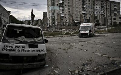 مركبات مدمرة في مدينة ليسيتشانسك في منطقة دونباس بشرق أوكرانيا في 18 يونيو 2022 وسط الغزو الروسي للبلاد. (ARIS MESSINIS / AFP)