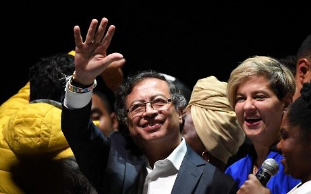 ل الرئيس الكولومبي المنتخب حديثًا غوستافو بيترو (وسط الصورة)  يحتفل بنتائج الانتخابات إلى جانب زوجته فيرونيكا ألكوسير وزميلته في الترشح فرانسيا ماركيز في "موفيستار أرينا" في بوغوتا، 19 يونيو 2022، بعد فوزه في الجولة الثانية من الانتخابات الرئاسية، 19 يونيو، 2022. ( Daniel MUNOZ / AFP)