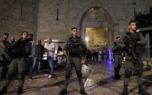 ضباط شرطة يقومون بالحراسة اثناء اغلاق مدخل باب العامود في البلدة القديمة في القدس، 28 يونيو، 2022. (Ahmad Gharabli / AFP)