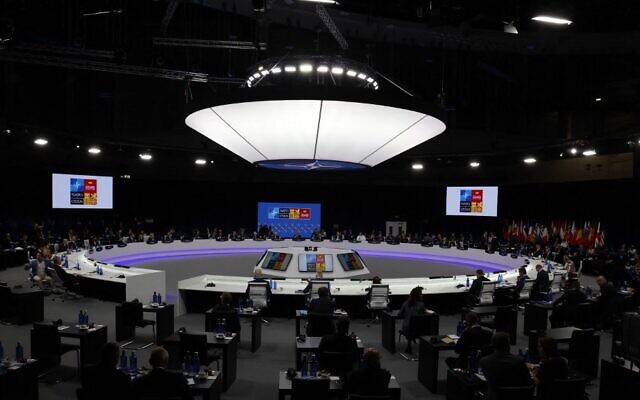 يُظهر هذا المنظر العام للقاعة التي تستقبل اجتماع حلف شمال الأطلسي خلال قمة الناتو في مركز مؤتمرات Ifema في مدريد، في 30 يونيو، 2022. (JONATHAN ERNST / POOL / AFP)