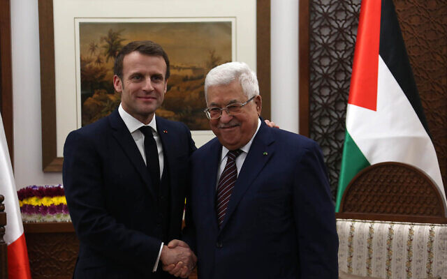 الرئيس الفرنسي إيمانويل ماكرون (من اليسار) ورئيس السلطة الفلسطينية محمود عباس خلال لقاء في المقر الرئاسي للسلطة الفلسطينية في رام الله، 22 يناير، 2020. (وفا)