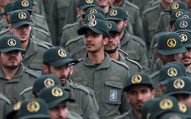 في هذه الصورة التي تم التقاطها في 11 فبراير 2019، أعضاء من الحرس الثوري الإيراني يحضرون احتفالا بالذكرى الأربعين للثورة الإسلامية، في ساحة آزادي، أو ساحة الحرية، في طهران، إيران.  (AP Photo/Vahid Salemi)