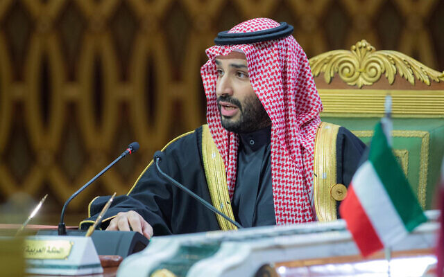 ولي العهد السعودي الأمير محمد بن سلمان يتحدث خلال قمة مجلس التعاون الخليجي في الرياض، المملكة العربية السعودية، 14 ديسمبر، 2021. (Bandar Aljaloud / Saudi Royal Palace via AP)