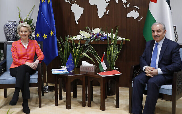 رئيسة المفوضية الأوروبية أورسولا فون دير لاين تلتقي برئيس وزراء السلطة الفلسطينية محمد اشتية في رام الله، 14 يونيو، 2022. (Atef Safadi via AP)