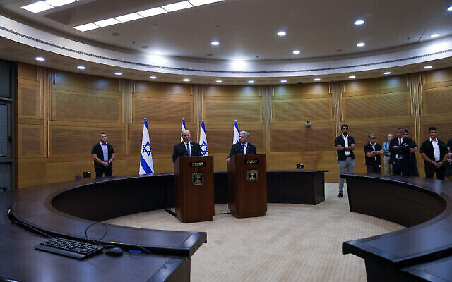 رئيس الوزراء الإسرائيلي نفتالي بينيت، من اليسار، يعلن انهيار حكومته الائتلافية خلال بيان مشترك مع وزير الخارجية يئير لبيد، في الكنيست، 20 يونيو 2022 (AP Photo / Maya Alleruzzo)