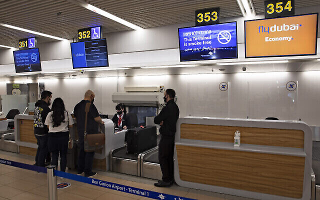 إسرائيليون يستعدون للسفر إلى دبي في مطار بن غوريون بالقرب من تل أبيب، 3 ديسمبر، 2020. (AP Photo / Sebastian Scheiner)