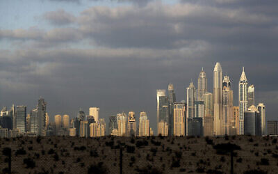 توضيحية: انعكاس شروق الشمس على أفق المدينة في منطقتي المارينا وأبراج بحيرة الجميرة في دبي، الإمارات العربية المتحدة، 27 فبراير 2021 (AP Photo / Kamran Jebreili)