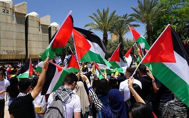 طلاب مؤيدون للفلسطينيين ينظمون احتجاجات في جامعة بن غوريون في بئر السبع، 23 مايو 2022 (Emanuel Fabian / Times of Israel)
