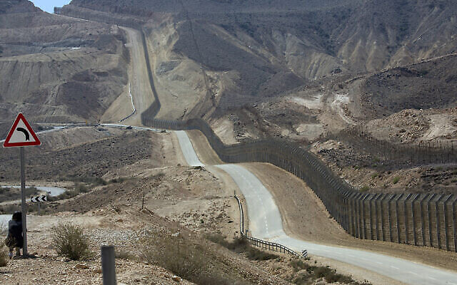 منظر للطريق السريع  على الحدود الجنوبية لإسرائيل مع مصر. (Moshe Shai/FLASH90)