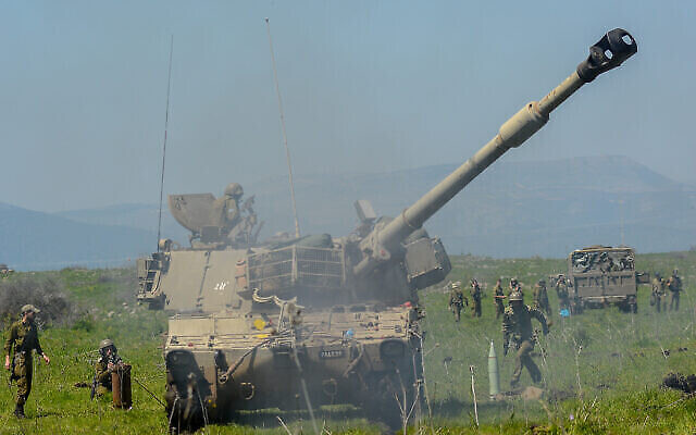 جنود اسرائيليون يجرون مناورة مدفعية في مرتفعات الجولان، 28 مارس، 2022. (Michael Giladi / Flash90)