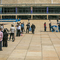 أشخاص يقفون في طابور لإجراء اختبار كورونا، في مركز فحوصات في ساحة ’هبيما’ في تل أبيب، 28 مارس، 2022. (Yossi Aloni / Flash90)