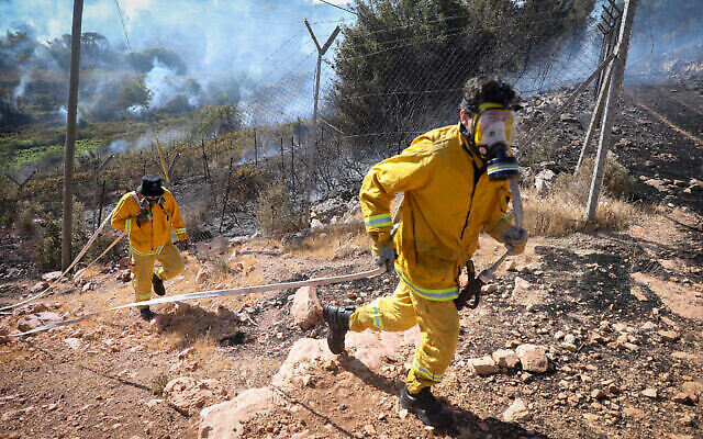 رجال إطفاء إسرائيليون يحاولون إخماد حريق أحراج بالقرب من كريات عنافيم، خارج القدس، 8 يونيو، 2022. (Revkin Fenton/FLASH90)
