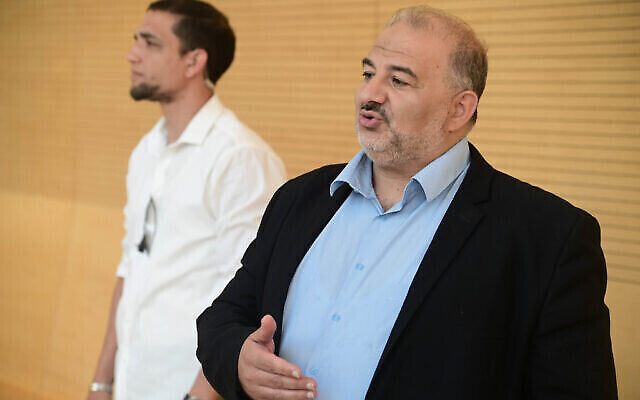 زعيم حزب القائمة العربية الموحدة منصور عباس يصل الى مؤتمر في جامعة رايخمان في هرتسليا، 12 يونيو 2022 (Tomer Neuberg / Flash90)