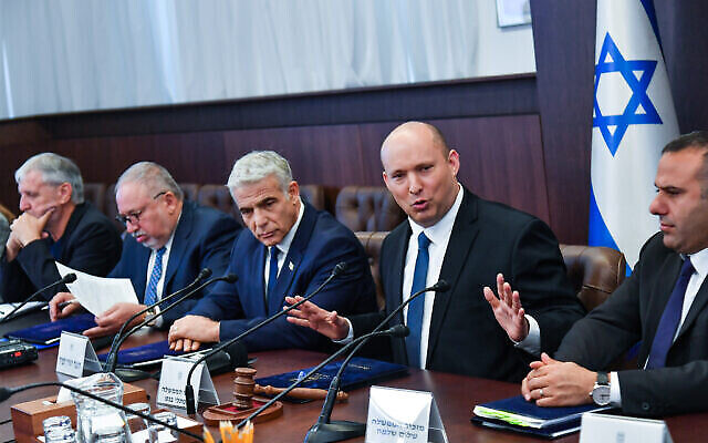 رئيس الوزراء نفتالي بينيت (الثاني من اليمين) ويائير لابيد (وسط) في اجتماع مجلس الوزراء في مكتب رئيس الوزراء في القدس، 12 يونيو، 2022. (Yoav Ari Dudkevitch / POOL)