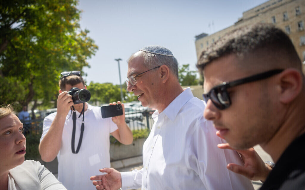 عضو الكنيست من "يمينا" نير أورباخ يغادر مكتب رئيس الوزراء في القدس بعد لقائه مع رئيس الوزراء نفتالي بينيت، 12 يونيو 2022 (Yonatan Sindel / Flash90)