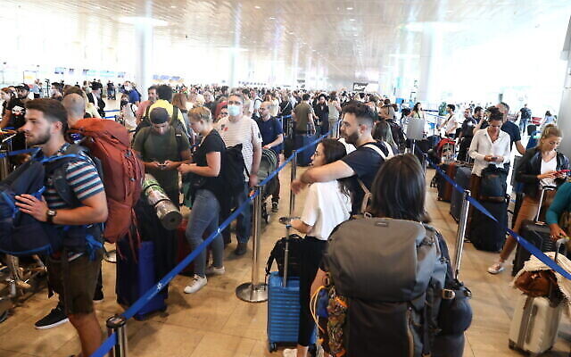 المسافرون يقفون في طابور لتسجيل الوصول في مطار بن غوريون، 13 يونيو، 2022. (Yossi Aloni / Flash90)