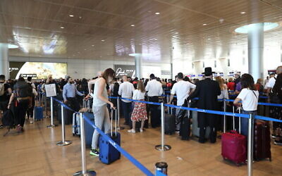 صورة توضيحية: المسافرون يقفون في طابور لتسجيل الوصول في مطار بن غوريون الدولي، 13 يونيو 2022. (Yossi Aloni / FLASH90)
