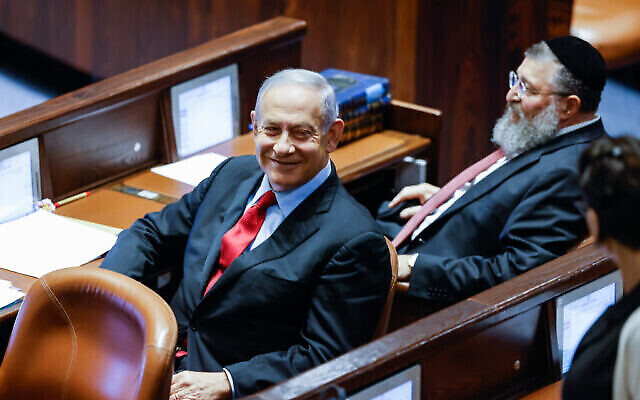 رئيس الوزراء السابق بنيامين نتنياهو (الليكود) يبتسم قبل تصويت أولي لحل الكنيست لانتخابات جديدة ، 22 يونيو ، 2022 (Olivier Fitoussi / Flash90)