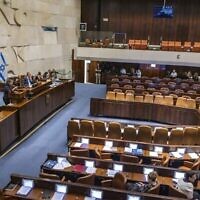قاعة الكنيست في القدس قبل التصويت على حل البرلمان، 22 يونيو، 2022. (Olivier Fitoussi / Flash90)