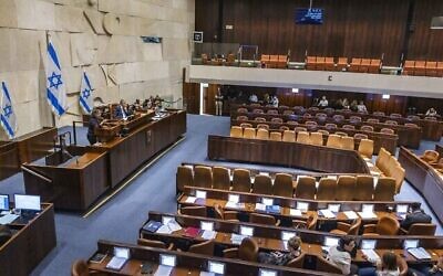 قاعة الكنيست في القدس قبل التصويت على حل البرلمان، 22 يونيو، 2022. (Olivier Fitoussi / Flash90)