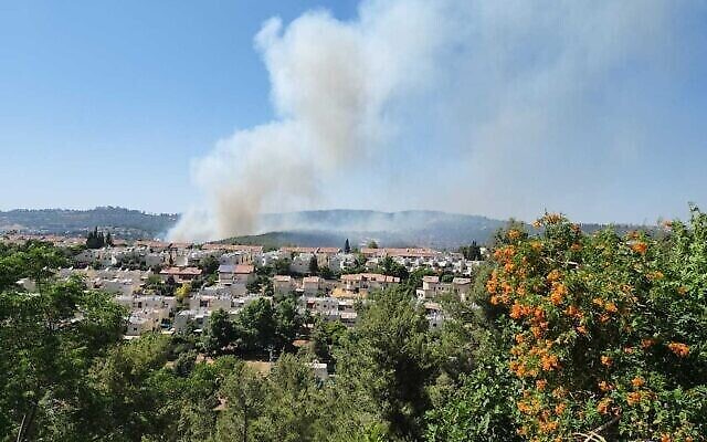 اندلاع حريق في منطقة مفتوحة بين بلدات شمال غرب القدس ، 8 يونيو، 2022. (Israel Police)