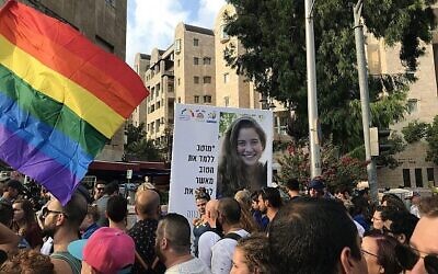 من الأرشيف: مشاركون في مسيرة فخر القدس في 2 أغسطس، 2018 يحملون ملصق لإحياء ذكرى شيرا بانكي (16 عاما)، التي قُتلت على يد متطرف حريدي في موكب الفخر في العاصمة في عام 2015. (Luke Tress / The Times of Israel)